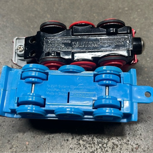 Thomas & Friends TOMY Train Lot – Thomas, James, Scruffey Cars – Trackmaster - Picture 6 of 7